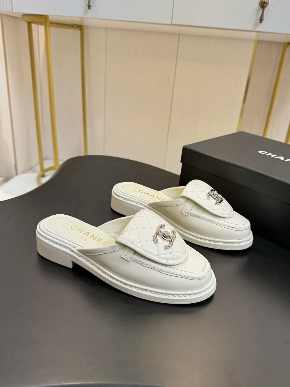 👟👟Ex-factory price 560👟👟 🔥🔥🔥Xiaoxiang official website synchronizes the high version of CHANEL 2025 Chanel top buckle exposed heel shoes, a must-have hot style for early spring, the goddess series, with the elegant and ladylike temperament of the fragrance family, super durable, irresistible, and exciting... ▪️The upper is imported sheepskin ▪️Inside imported sheep lining (same as the original) ▪️Original model opening, genuine leather outsole🇮🇹 ▪️Standard code 35- 41 42 Customized, non-returnable